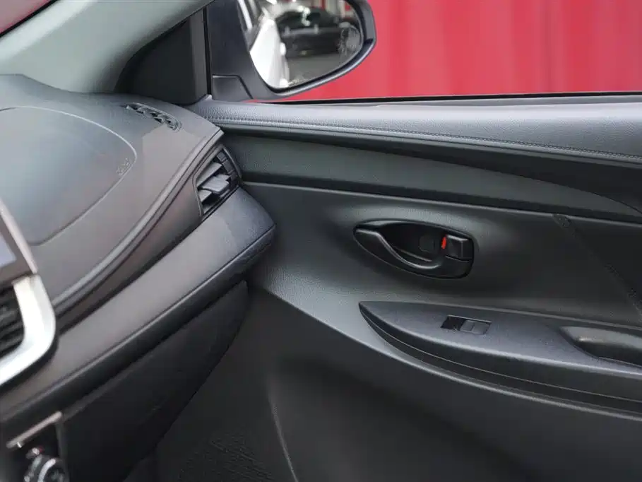 Toyota Yaris L 2018 — фото 14