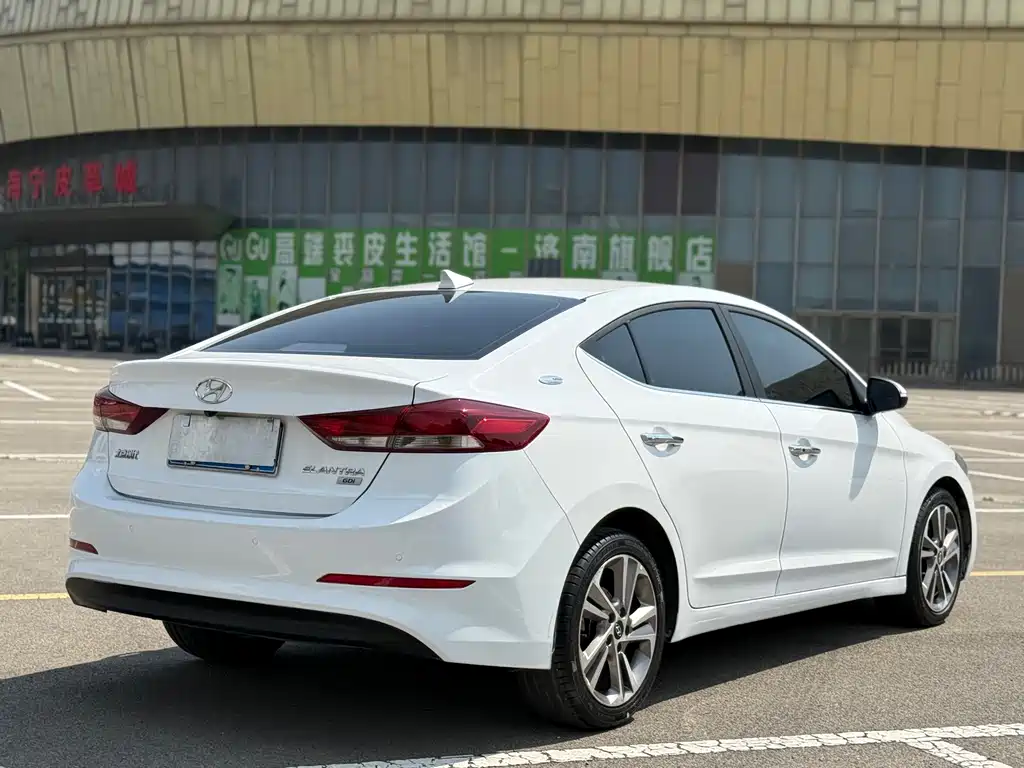 Hyundai Elantra 2017 — фото 9