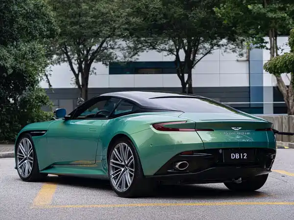 Aston Martin DB12 2024
