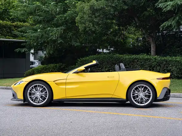 Aston Martin V8 Vantage 2022