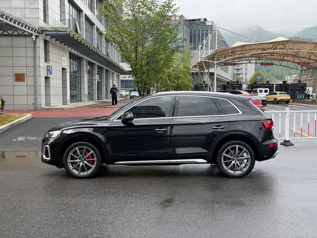 Audi Q5L 2022 — фото 15