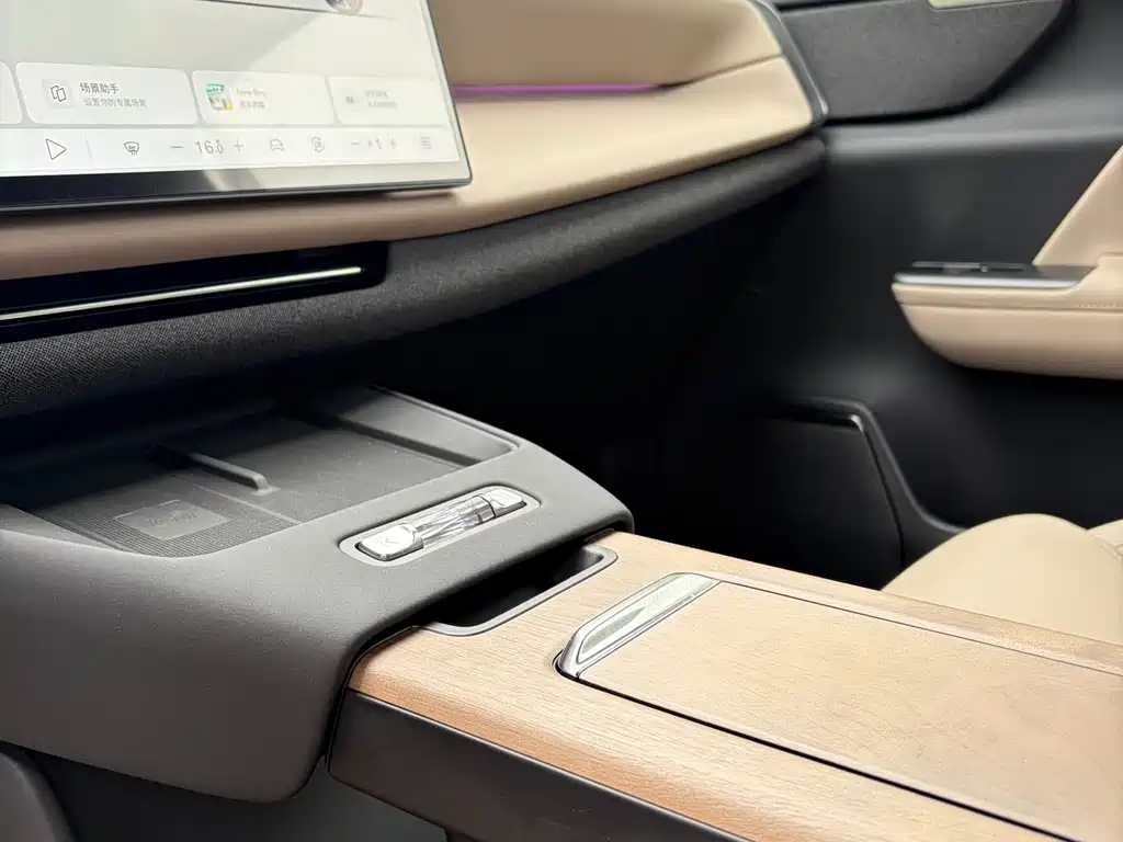 Volvo XC70 Plug-In Hybrid 2025 — фото 8