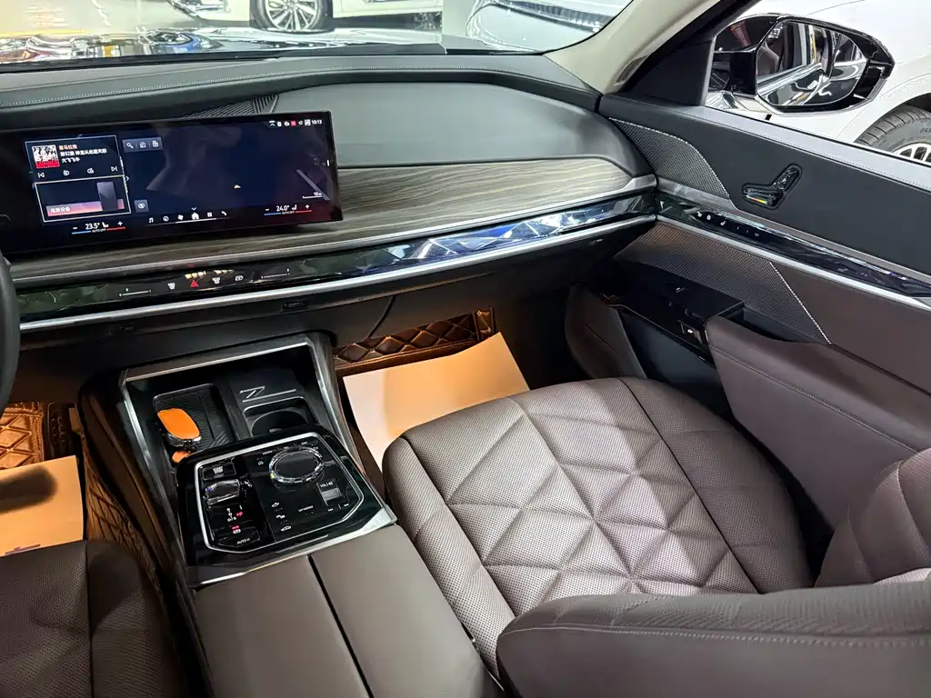 BMW 7 Series 2024 — фото 10