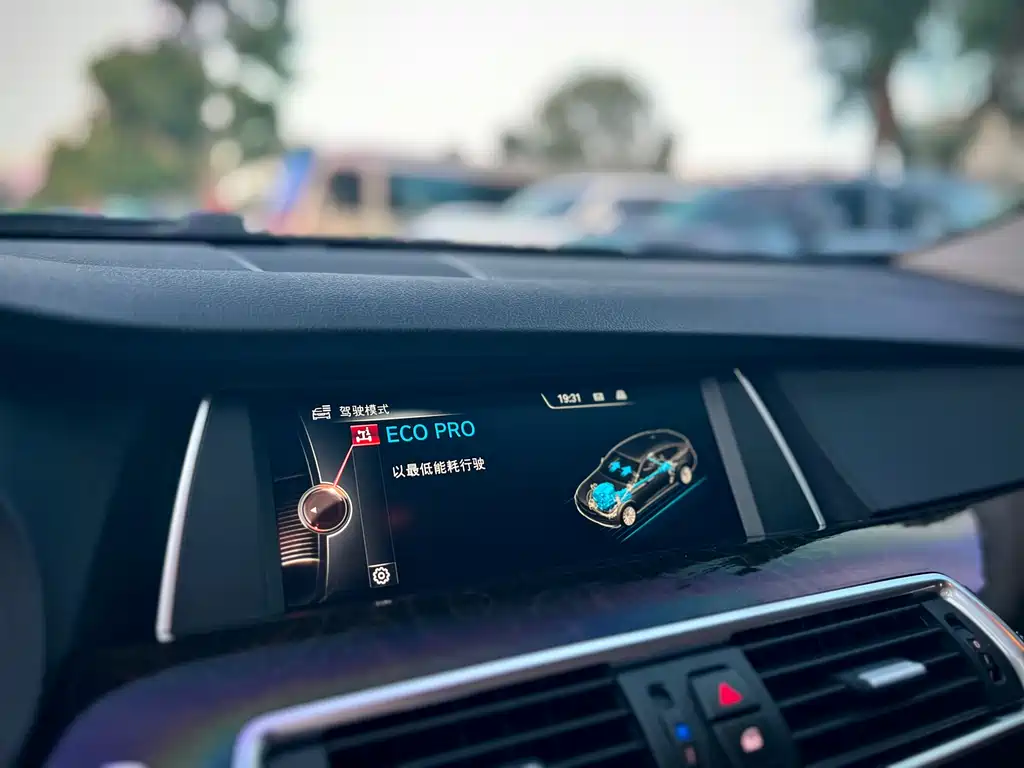 BMW 5 Series GT 2015 — фото 17