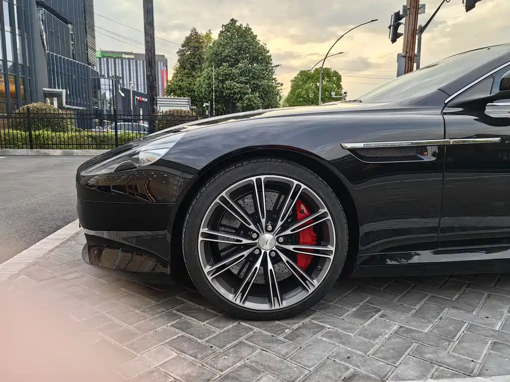 Aston Martin DB9 2014 — фото 11