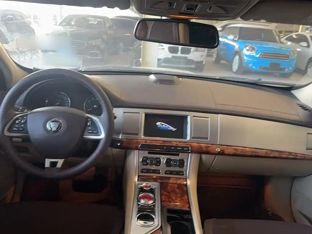 Jaguar XF 2015 — фото 10