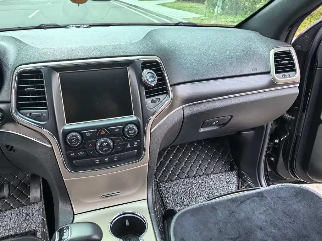 Jeep Grand Cherokee 2014 — фото 15