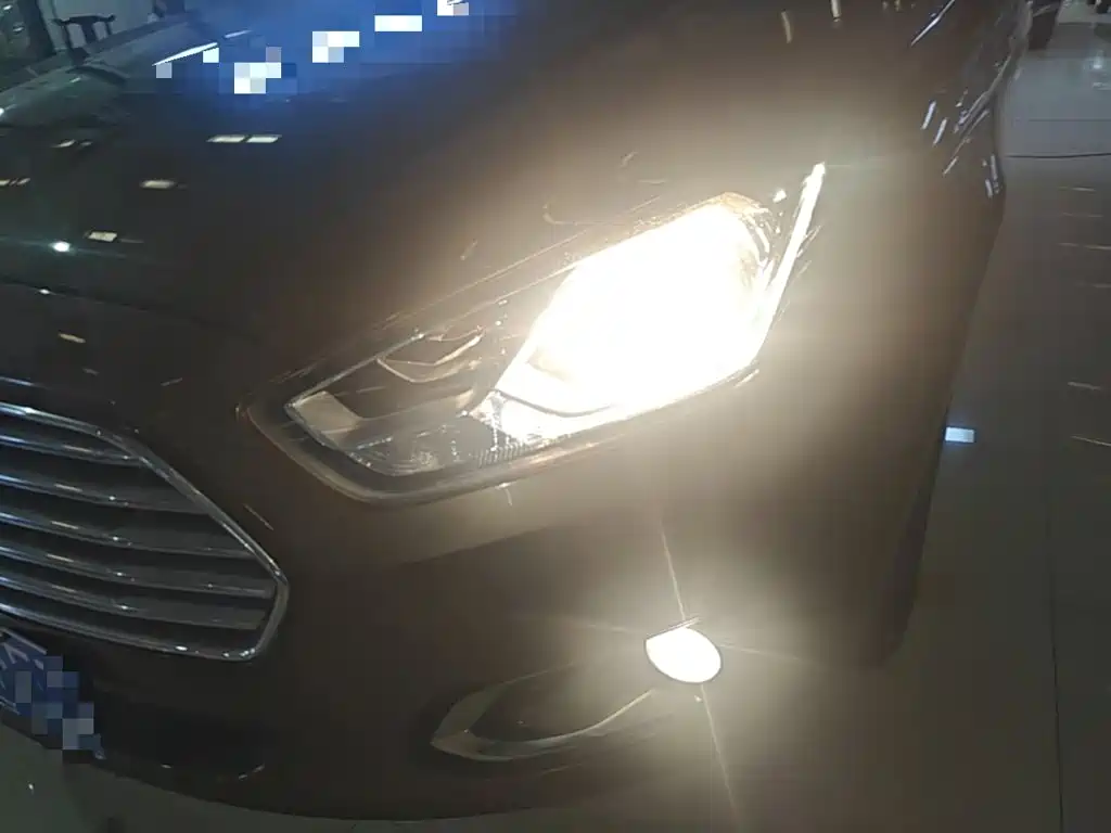 Ford Escort 2015 — фото 24