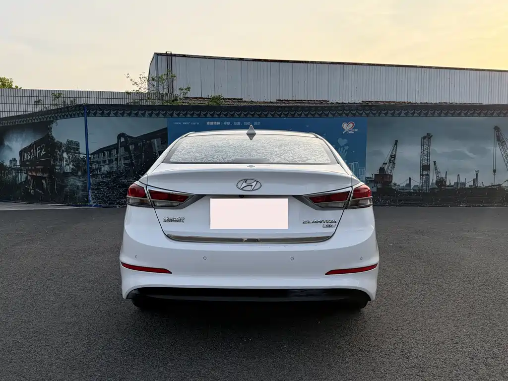 Hyundai Elantra 2016 — фото 4