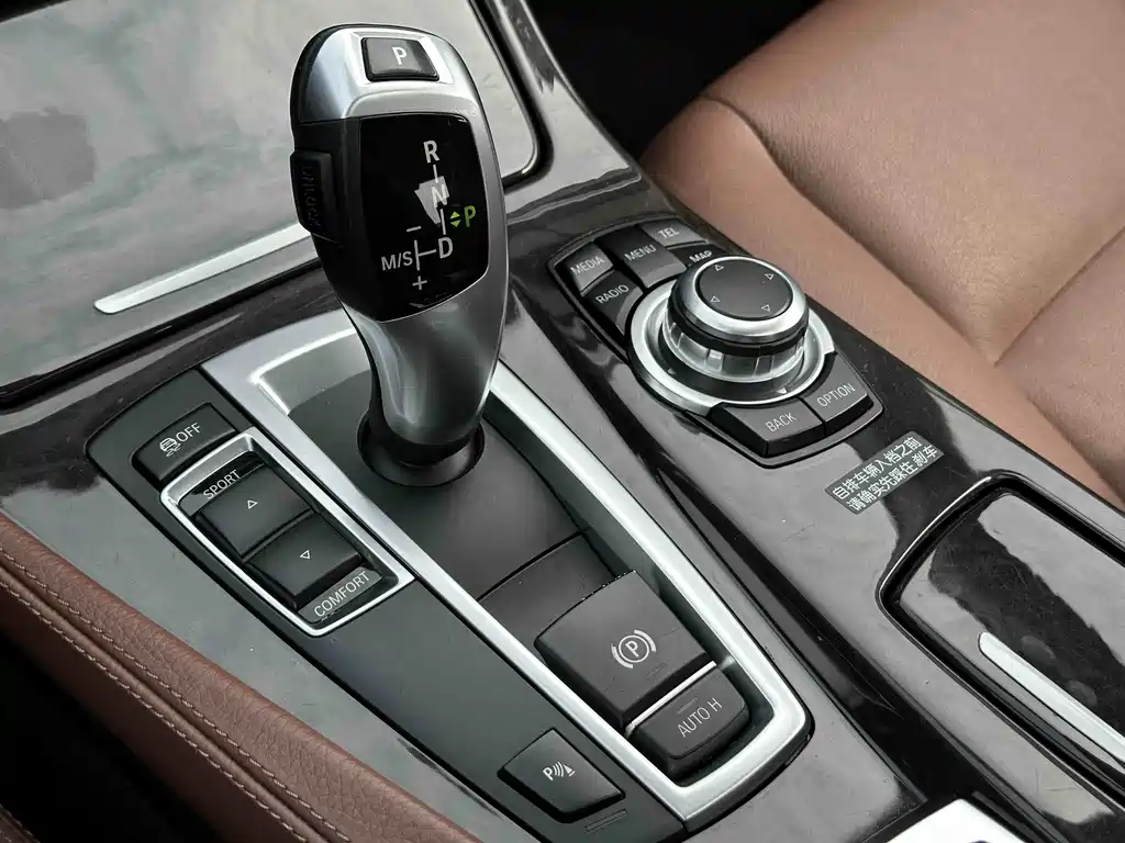 BMW 5 Series 2017 — фото 15