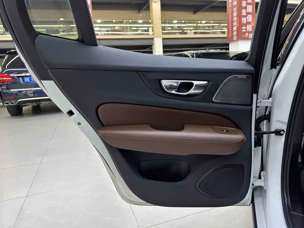 Volvo S60 2022 — фото 13