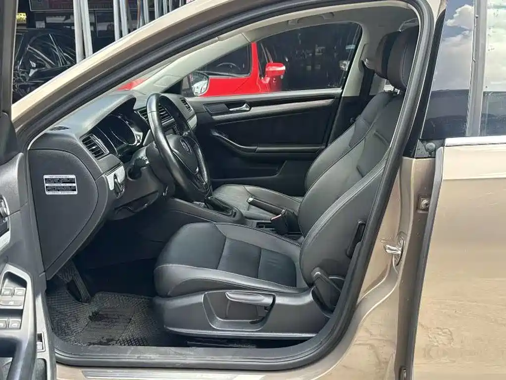 Volkswagen Sagitar 2016