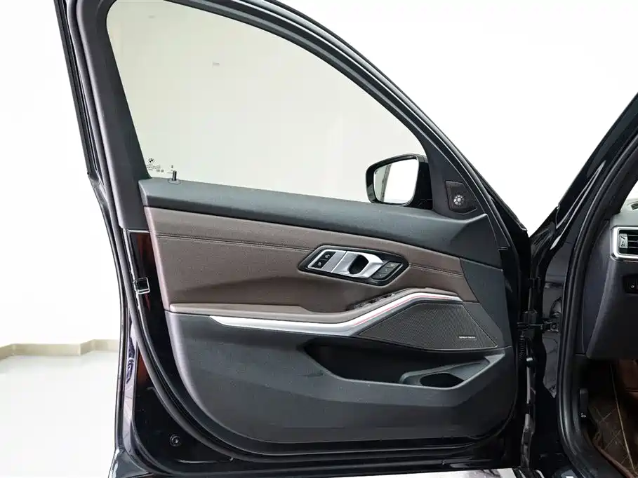 BMW 3 Series 2023 — фото 10