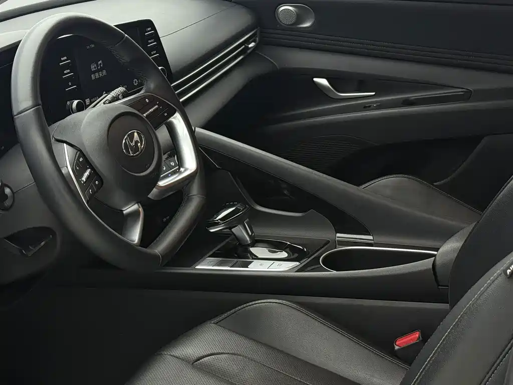 Hyundai Elantra 2023 — фото 19