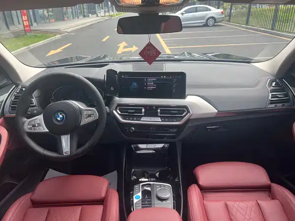 BMW iX3 2024