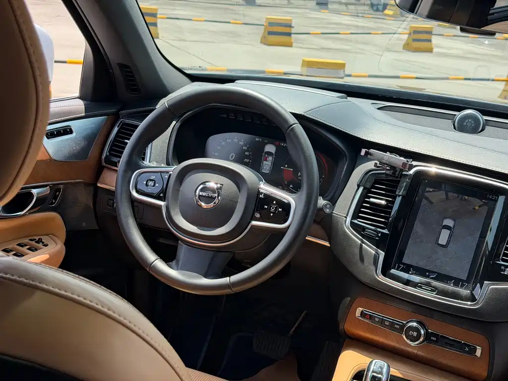 Volvo XC90 2018 — фото 11