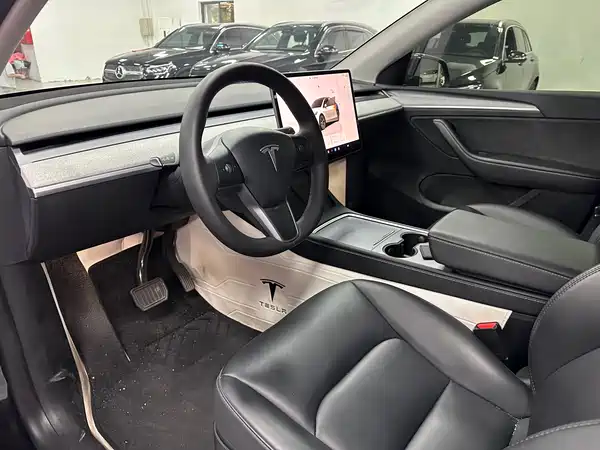 Tesla Model Y 2024