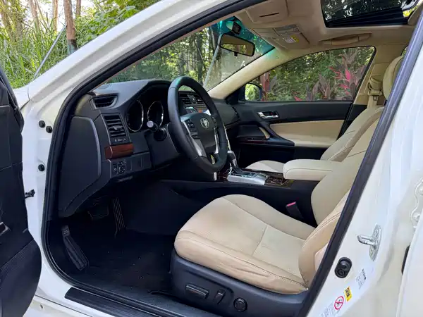 Toyota Reiz 2013