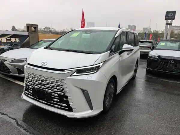 Lexus LM 2025