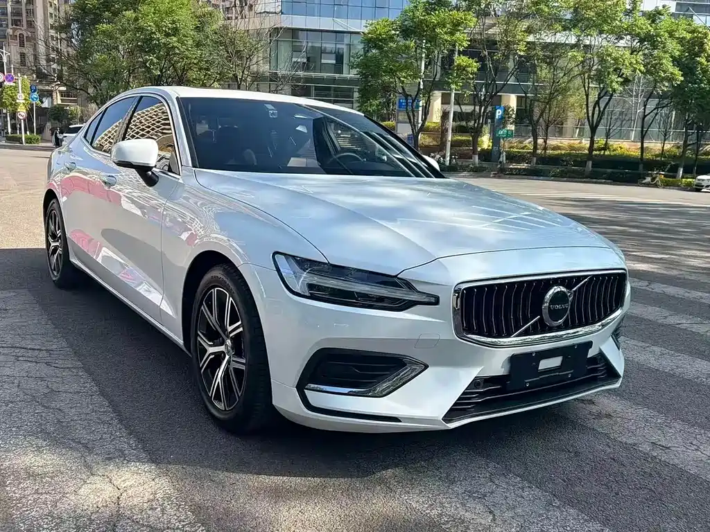 Volvo S60 2023 — фото 3