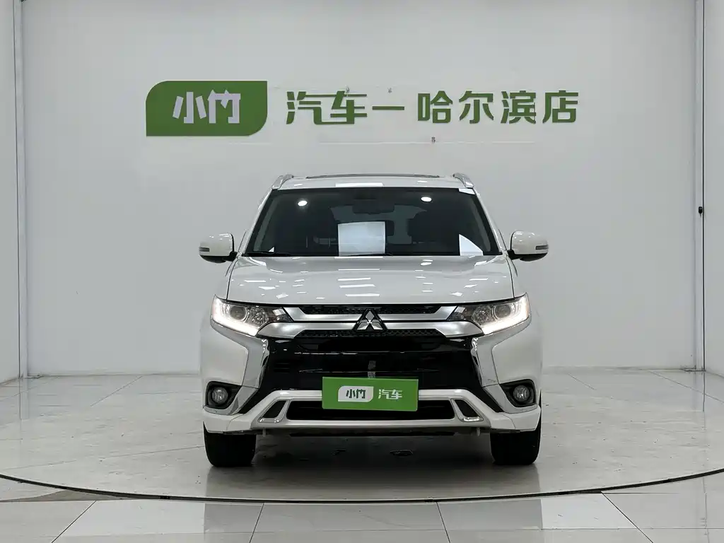Mitsubishi Outlander 2023 — фото 2