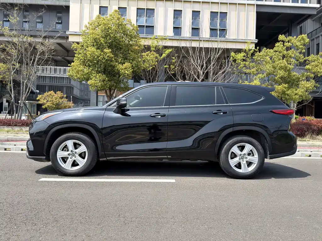 Toyota Highlander 2023 — фото 10