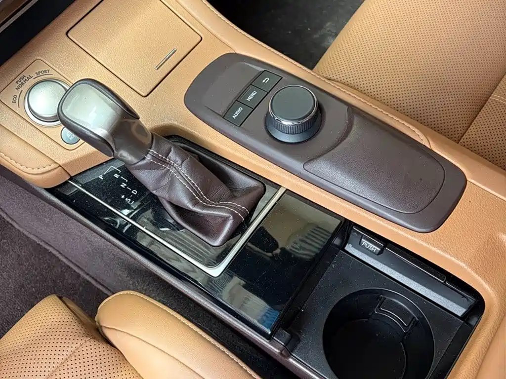 Lexus ES 2017 — фото 14