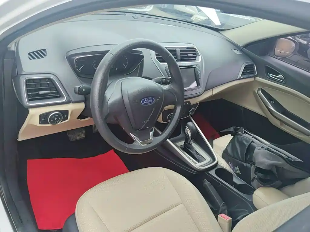 Ford Escort 2015 — фото 10