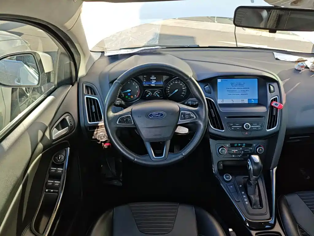 Ford Focus 2018 — фото 11
