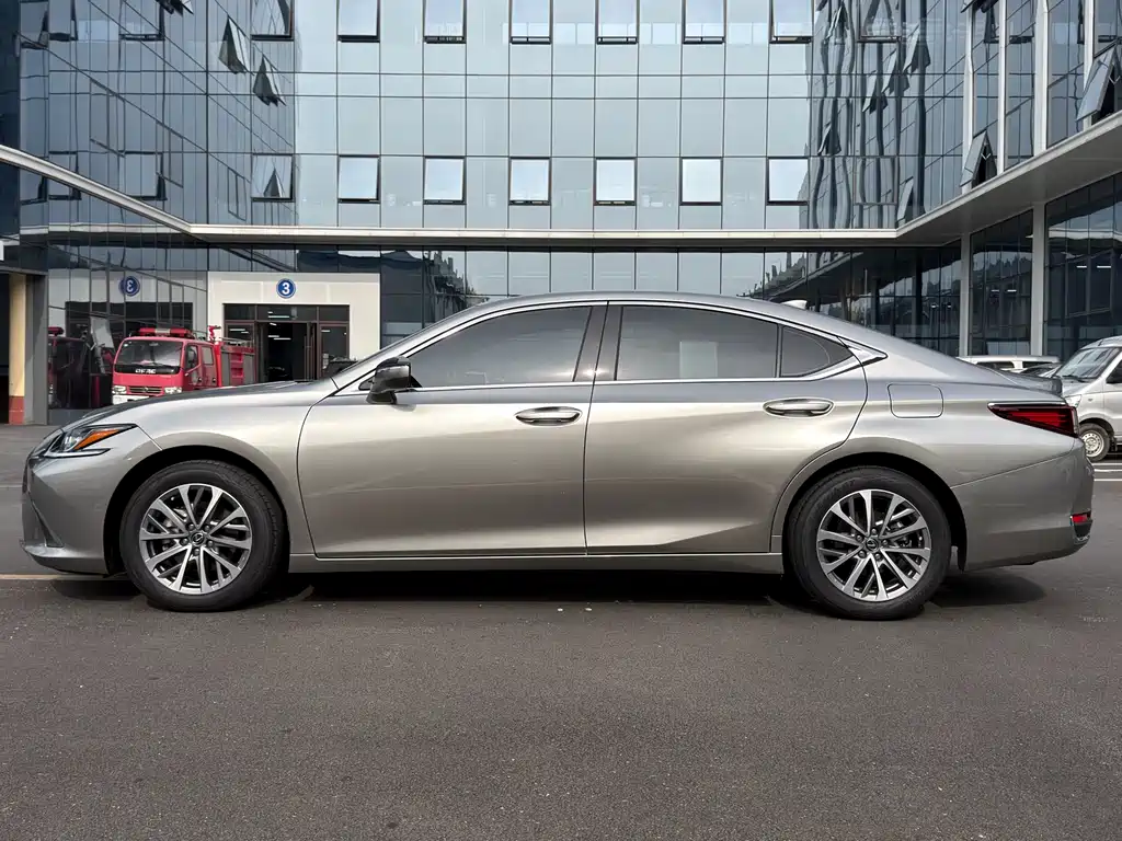 Lexus ES 2024