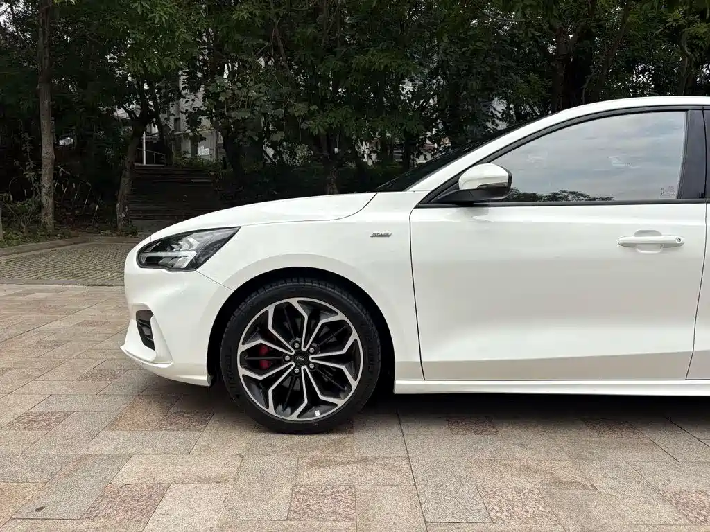Ford Focus 2022 — фото 10