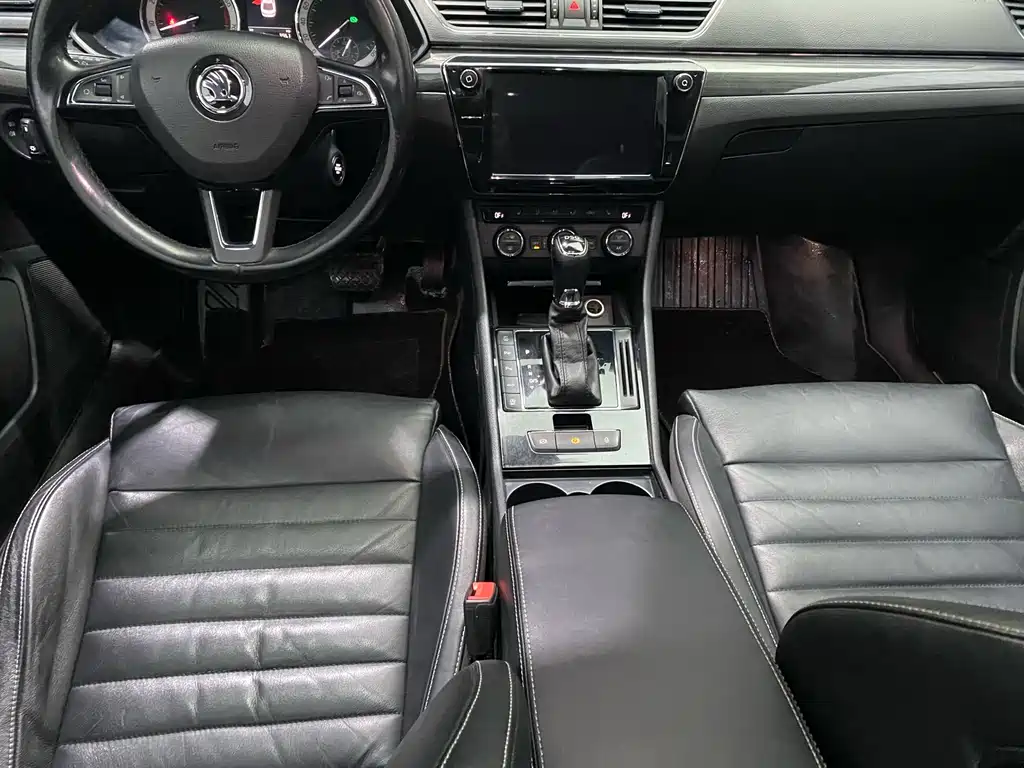 Skoda Superb 2019 — фото 17
