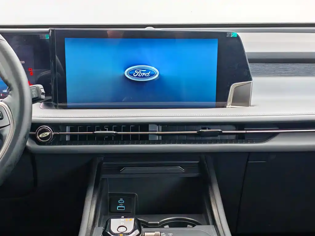 Ford Edge 2023 — фото 12