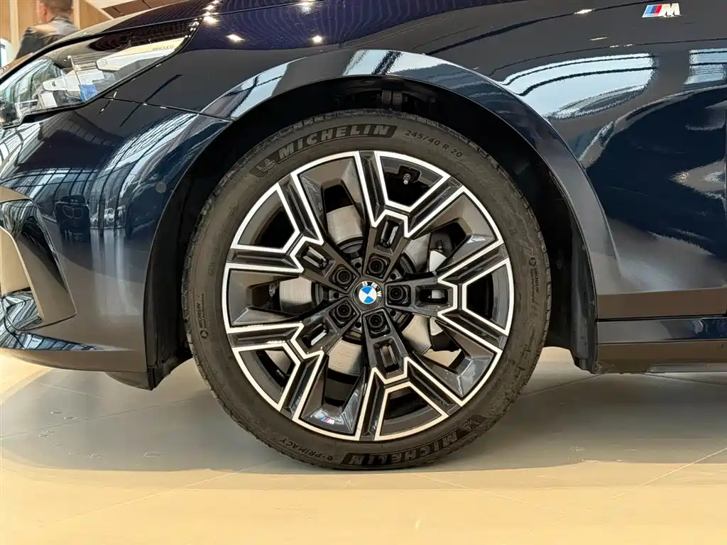 BMW 5 Series 2025 — фото 14