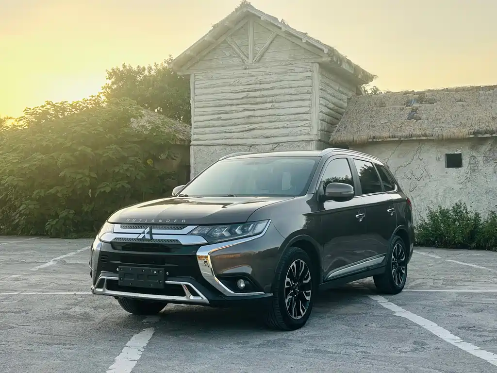 Mitsubishi Outlander 2020 — фото 1
