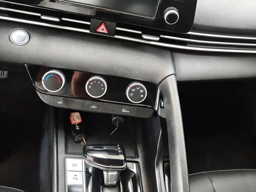 Hyundai Elantra 2023 — фото 8