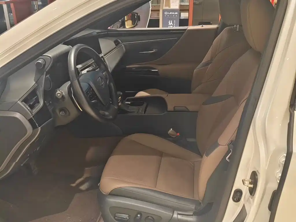 Lexus ES 2024