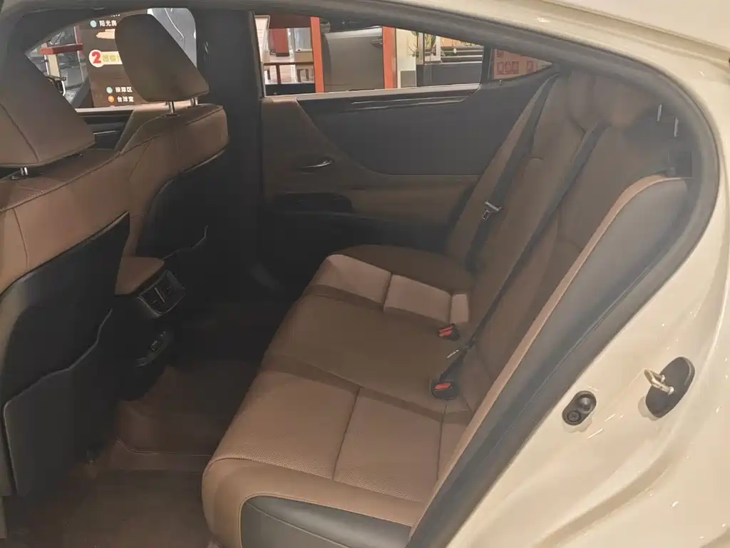 Lexus ES 2024