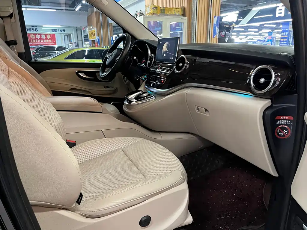 Mercedes-Benz V-Class 2019 — фото 15