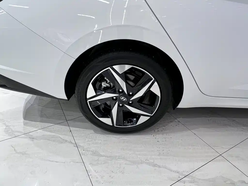 Hyundai Elantra 2023 — фото 19