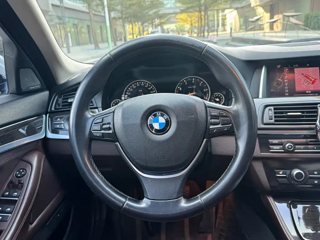 BMW 5 Series 2015 — фото 18