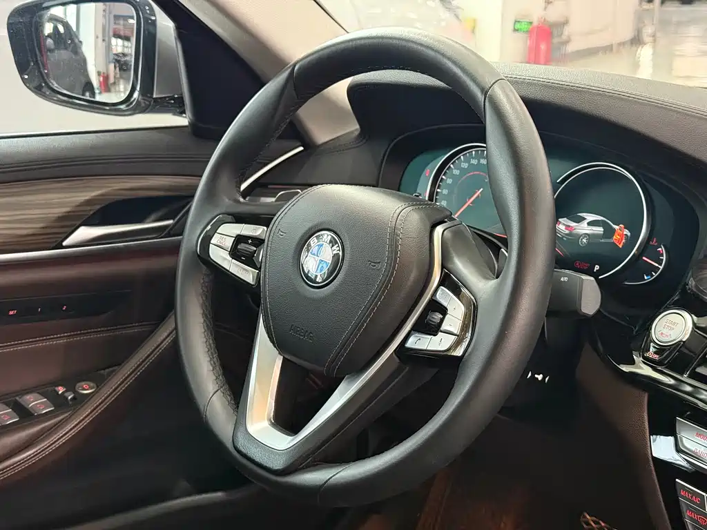 BMW 5 Series 2018 — фото 15