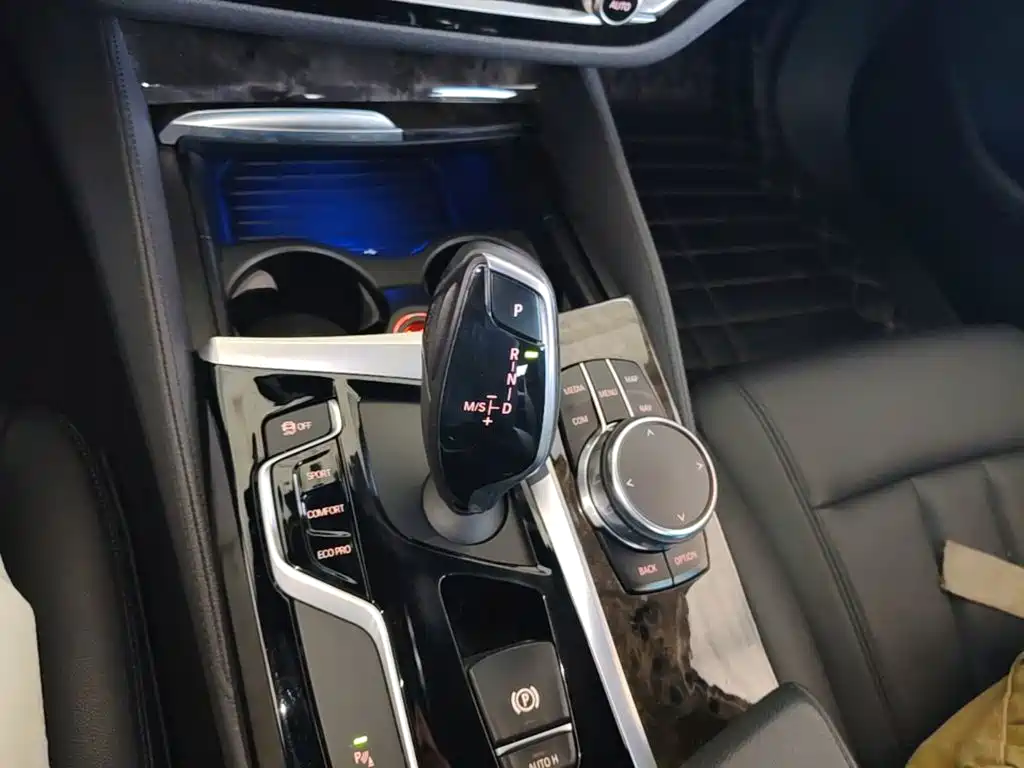 BMW 5 Series 2018 — фото 14
