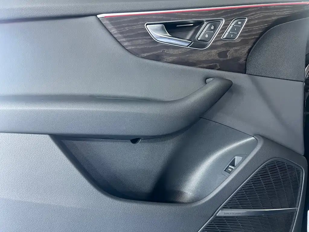 Audi Q8 2023 — фото 16