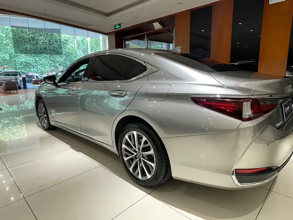 Lexus ES 2022 — фото 10