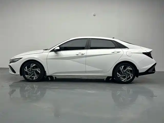 Hyundai Elantra 2025 — фото 4