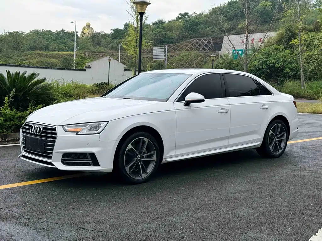 Audi A4L 2019 — фото 1