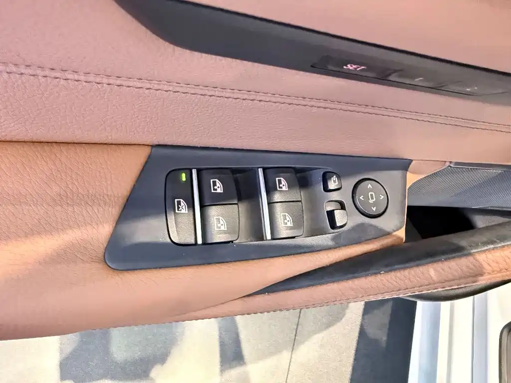 BMW 5 Series 2018 — фото 13
