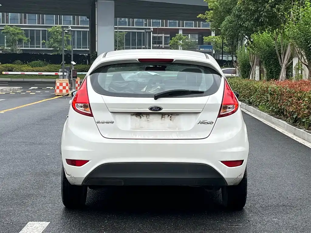 Ford Fiesta 2015 — фото 5