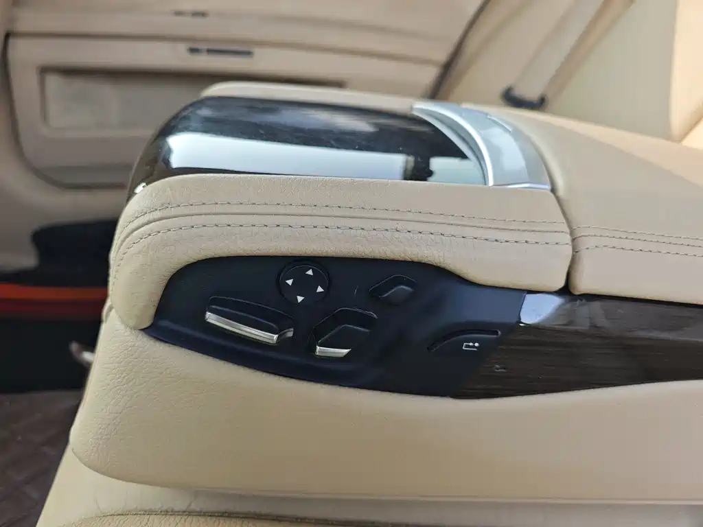 BMW 7 Series 2013 — фото 8